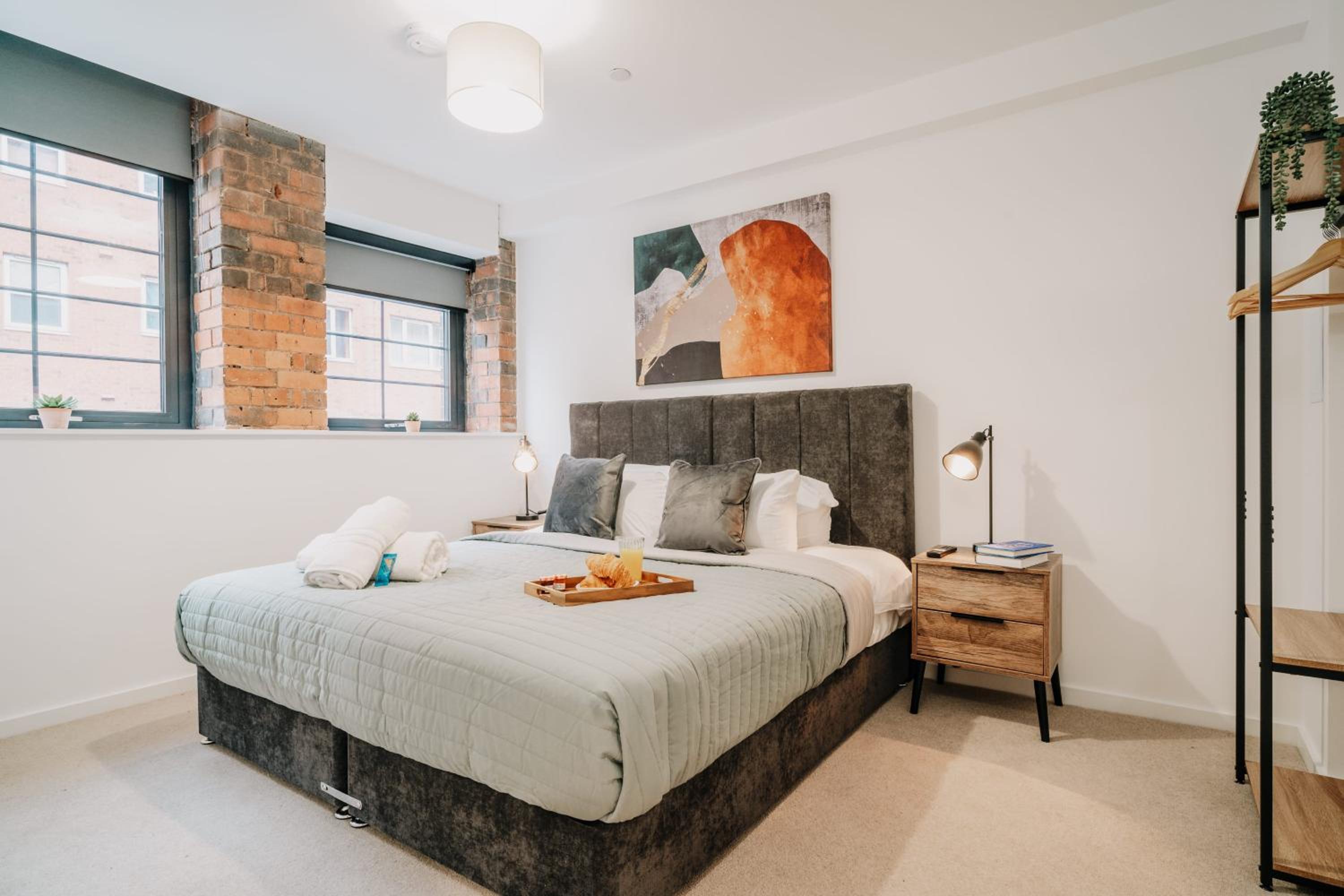 Splendid Industrial Style Pad, City centre, Fast WiFi, Family, Contractors view 5