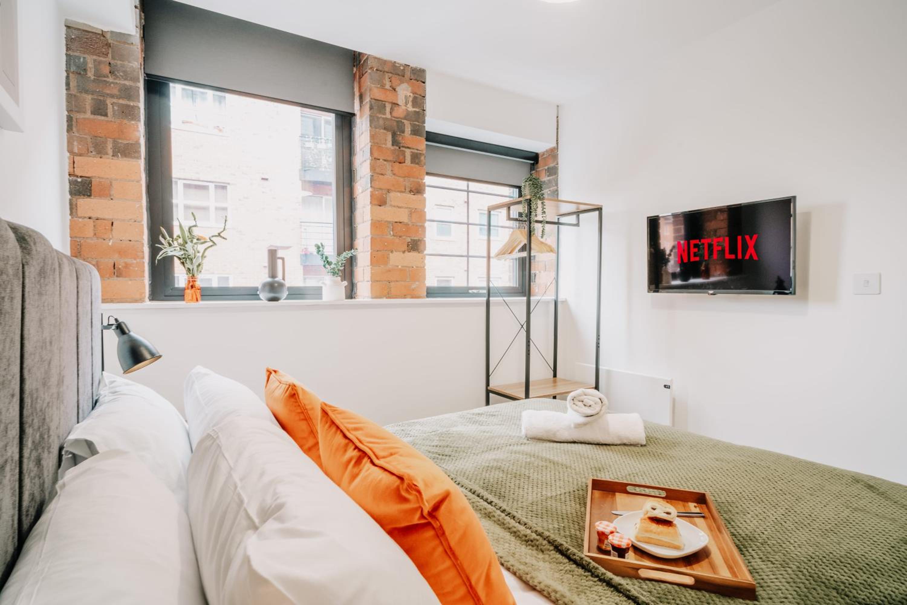 Splendid Industrial Style Pad, City centre, Fast WiFi, Family, Contractors view 4