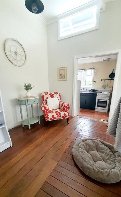 Cosy, 1930s Country Style Cottage in Mount Barker WA
