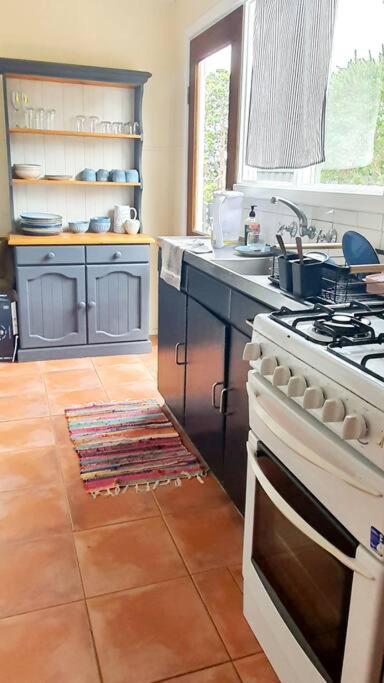 Cosy, 1930s Country Style Cottage in Mount Barker WA