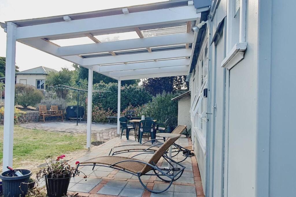 Cosy, 1930s Country Style Cottage in Mount Barker WA