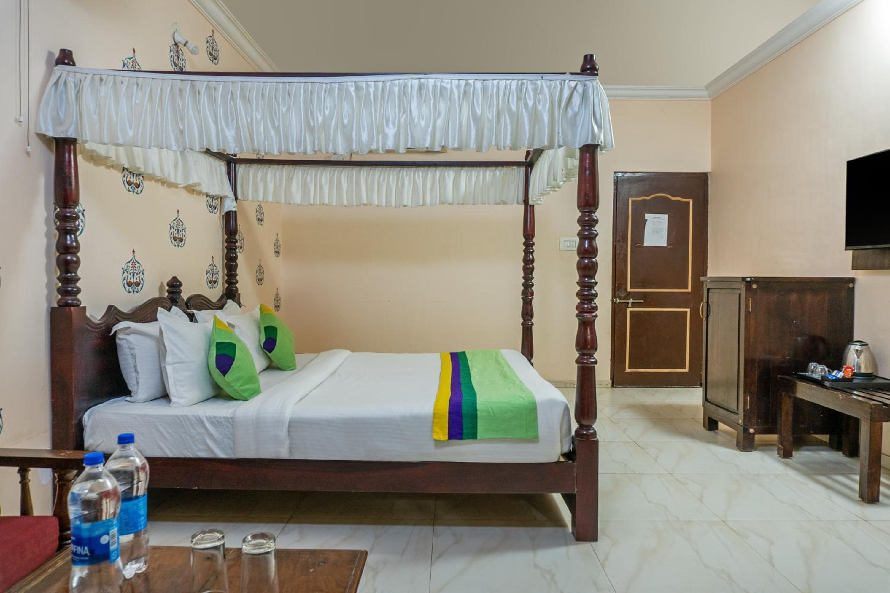 Treebo Kumbhal Castle, 2 Km From Kumbalgarh Fort