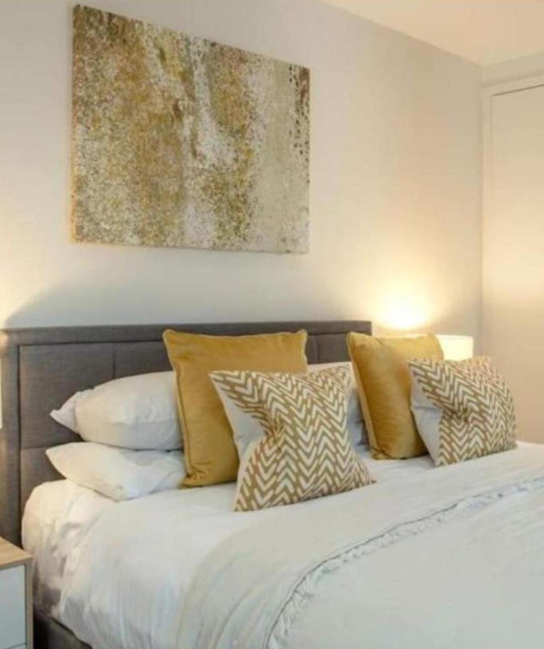Westminster 2 bed 2 bath apartment with Air-Con