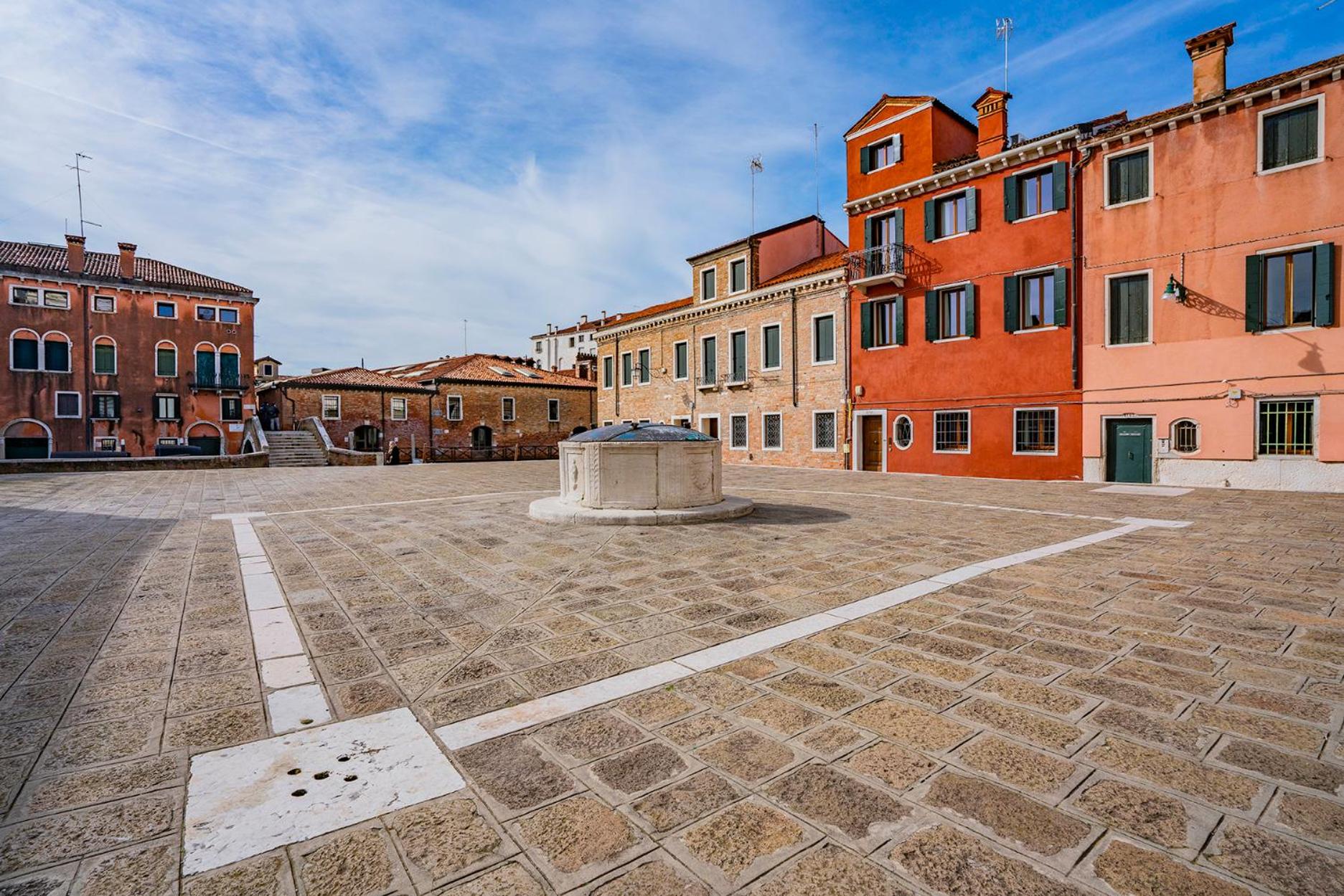 Dimora San Trovaso Stylish Four-Bedroom House in Venice
