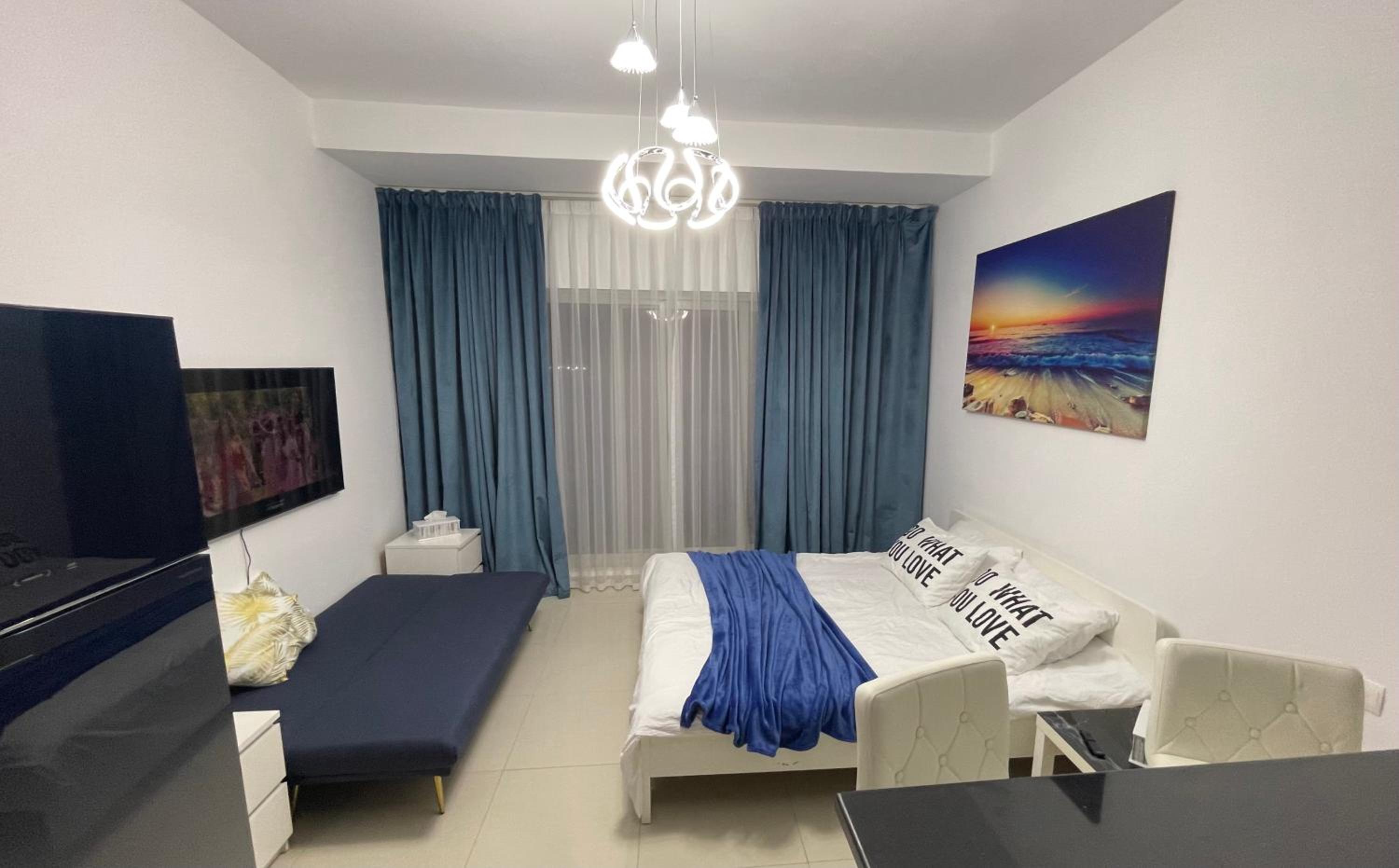 Big studio, Dubai SportCity, parking included