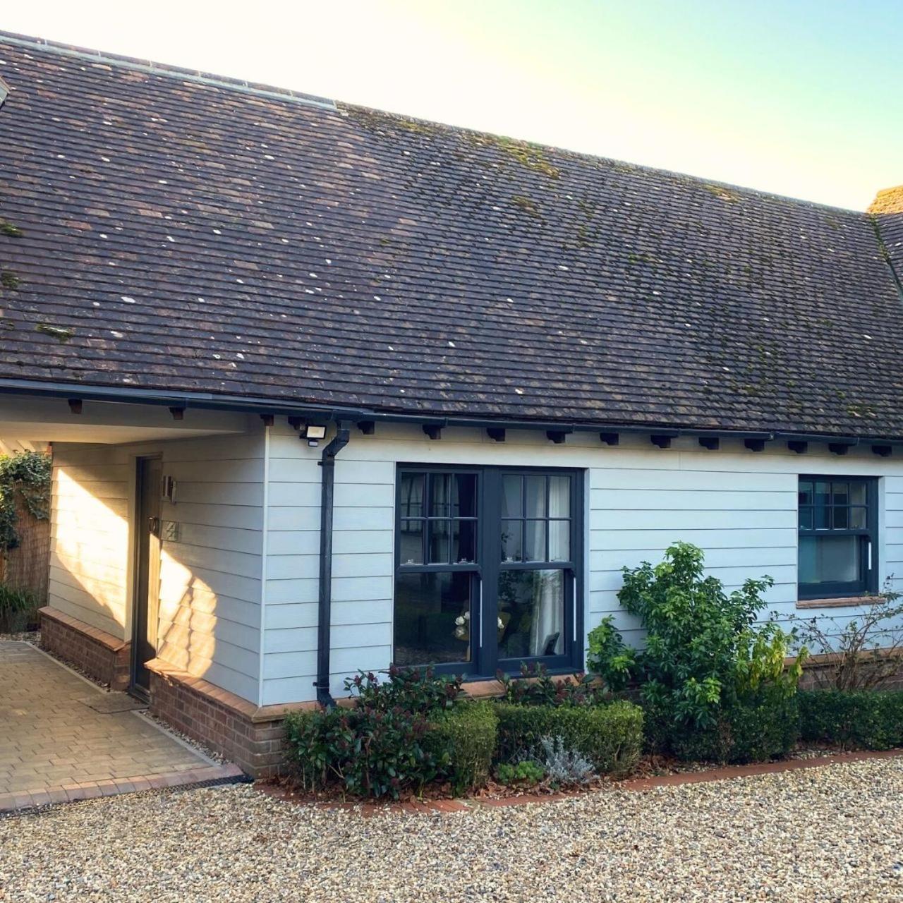 Secret Mersea Retreat - a stroll from the anchorage!
