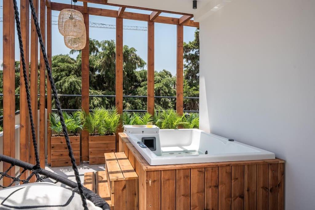 Hotel Euphoria Junior Suite With Jacuzzi By Senaon Urban Living