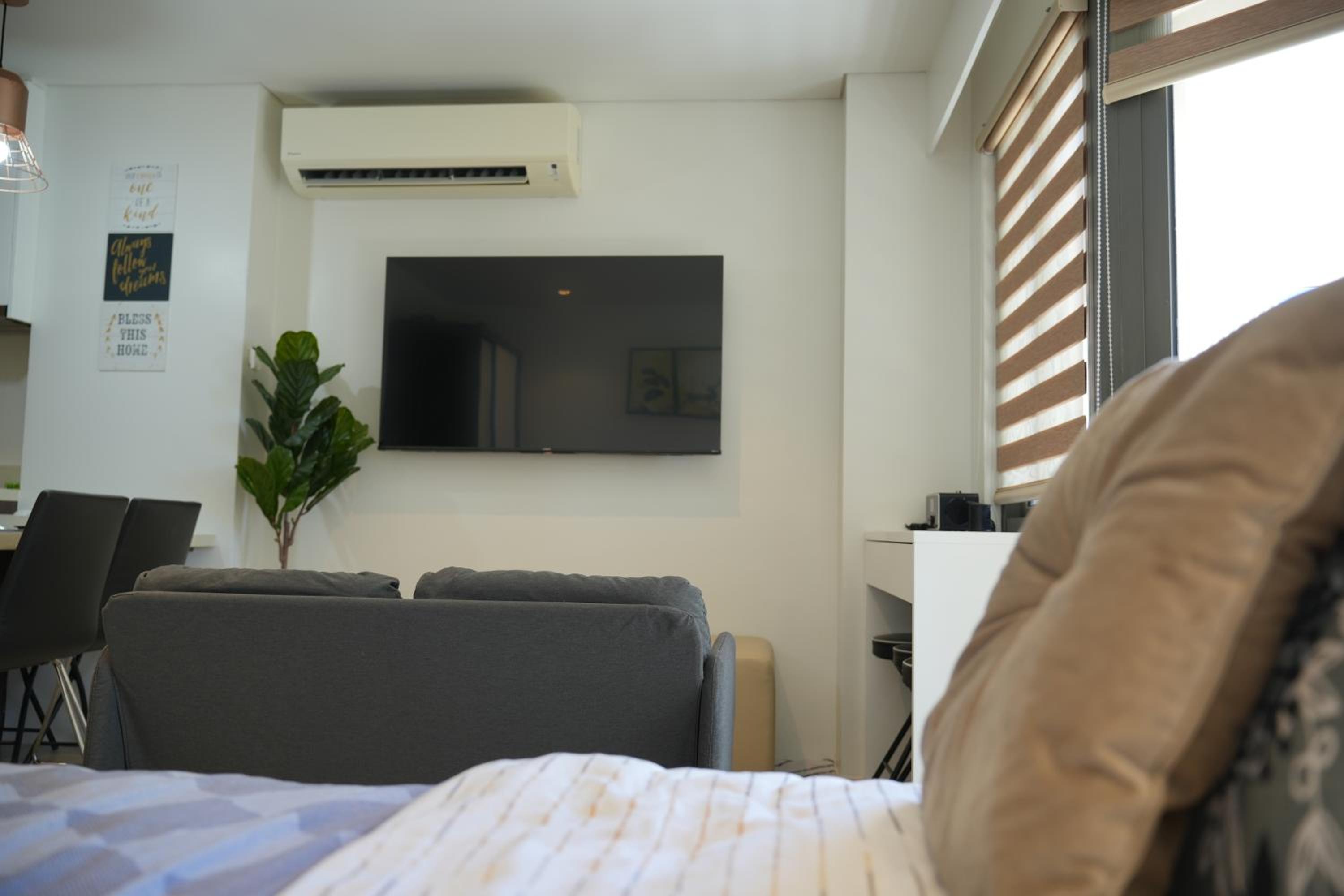 Studio for 5 at Tambuli Residences Garden View by Dominik Studio Apartment with Pool Access & Balcony in Mactan