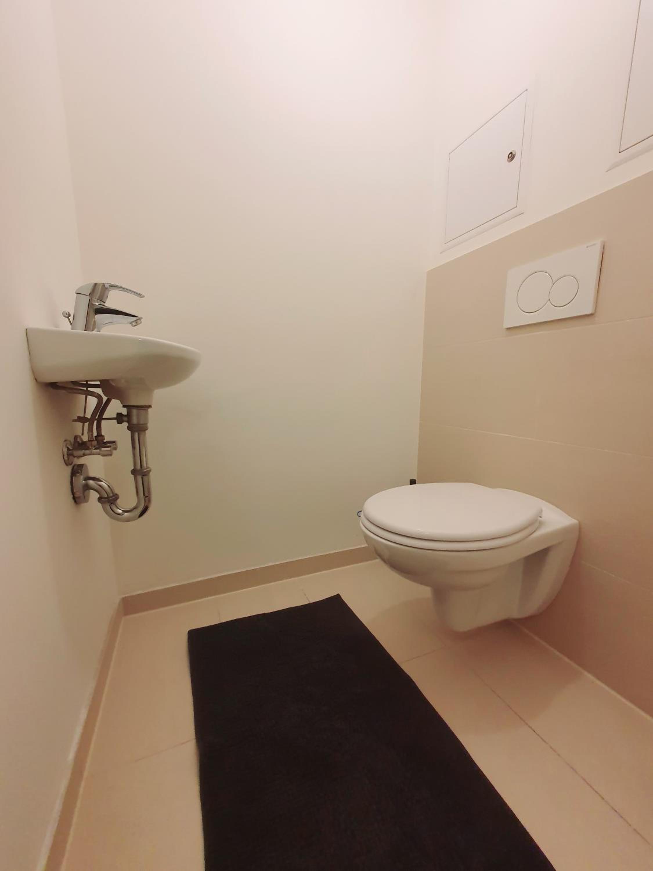 Near Lake One Bedroom Adorable Apartment