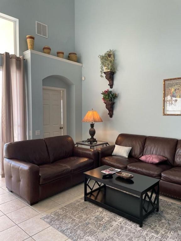 Dream villa with pool and jacuzzi in Windsor Palms, a top rated, man gated resort 5 minutes from Disney view 3