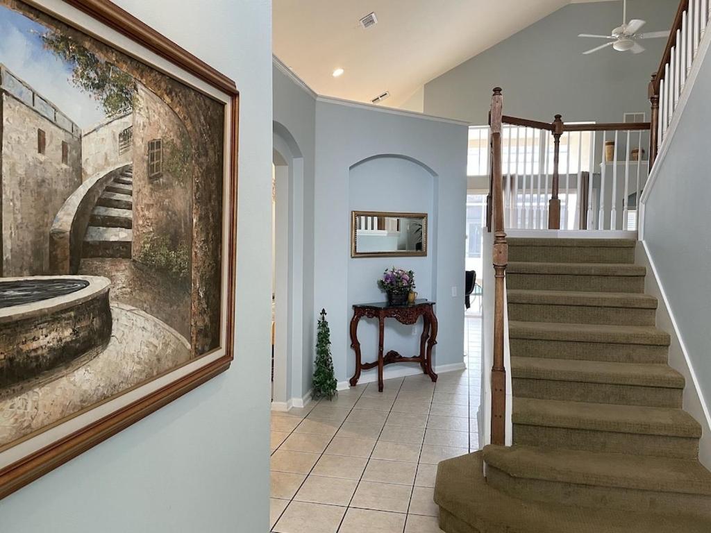 Dream villa with pool and jacuzzi in Windsor Palms, a top rated, man gated resort 5 minutes from Disney view 2