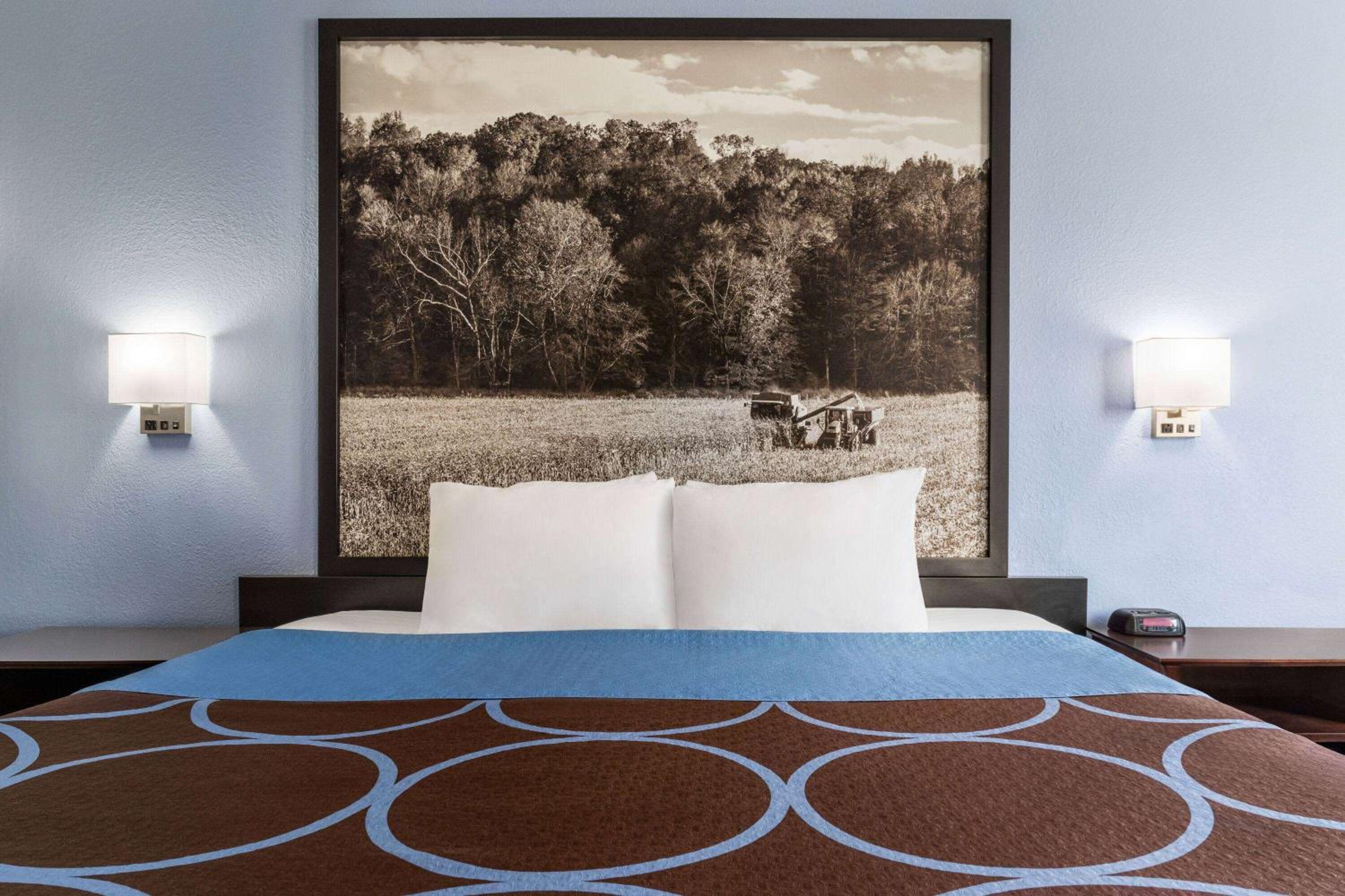 Columbus Vacations - Super 8 by Wyndham Columbus Edinburgh - Property Image 1