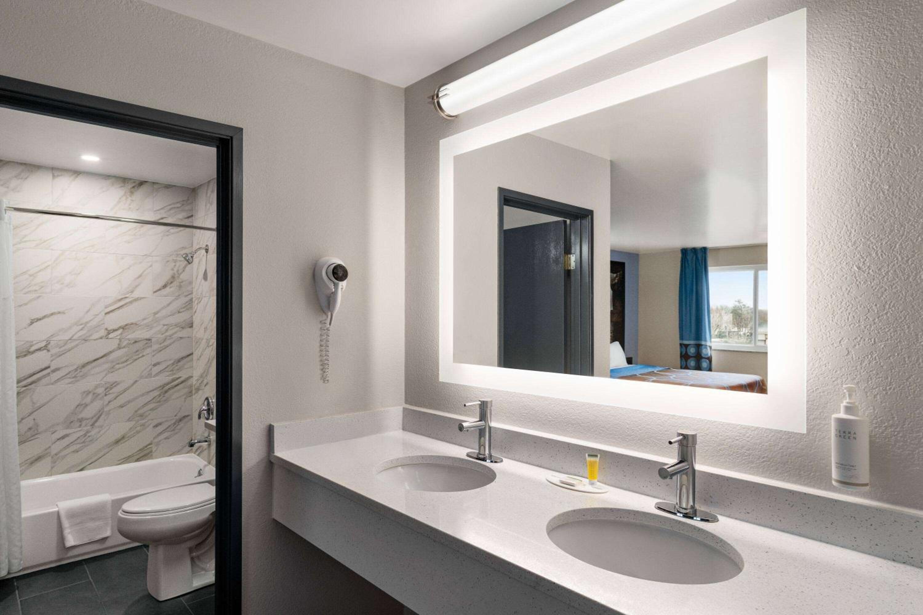 Columbus Vacations - Super 8 by Wyndham Columbus Edinburgh - Property Image 12