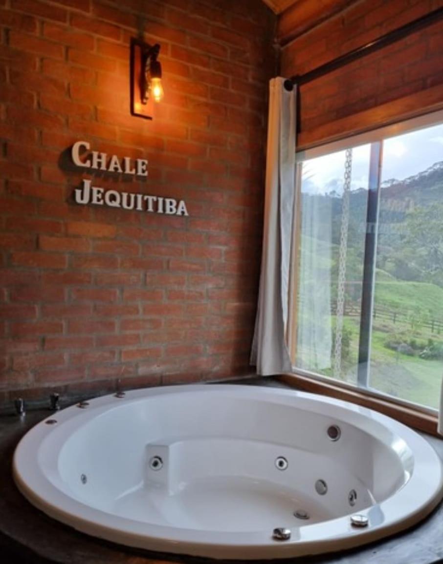 Chalé Jequitiba, hidro, lareira, natureza, Sul de Minas, Café da manhã