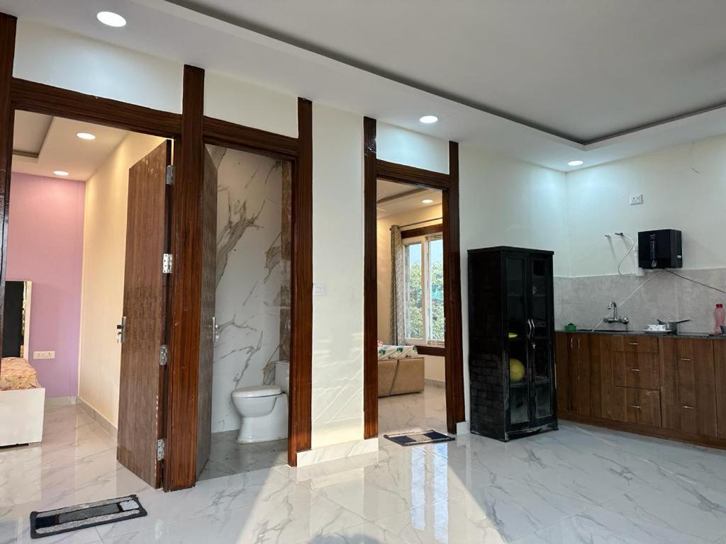 Serene, charming and party friendly Farmhouse sec 150 Noida view 3