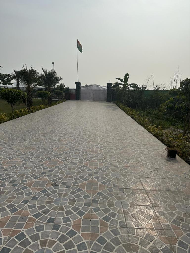 Serene, charming and party friendly Farmhouse sec 150 Noida view 5