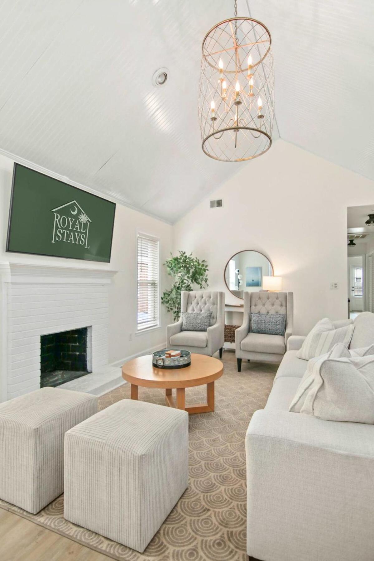 Charleston Oasis with Hot Tub, Mins to Dtwn