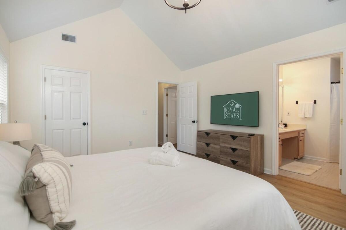 Charleston Oasis with Hot Tub, Mins to Dtwn