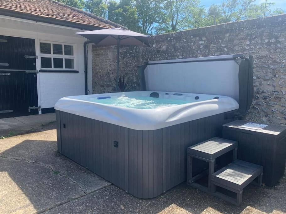 Chillout!! Sussex Flint Cottage- HotTub - Goodwood view 5