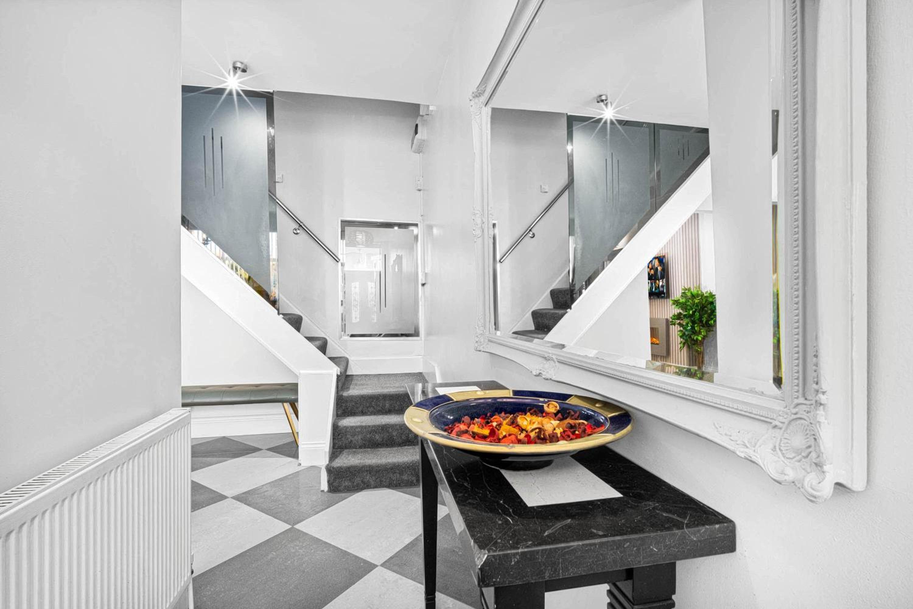 Stylish 4 Bedroom Townhouse - Edgbaston - Near Birmingham City Centre - Sleeps 8 - Parking - 578P