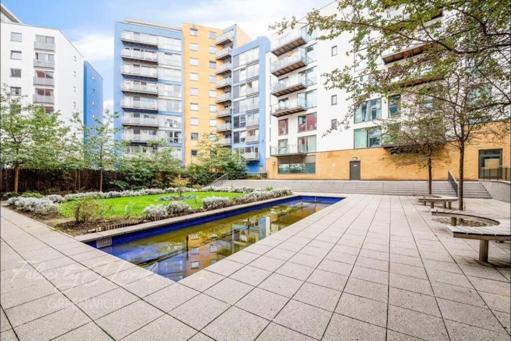 Modern 2Bed 2Bath with Balcony next to DLR Station