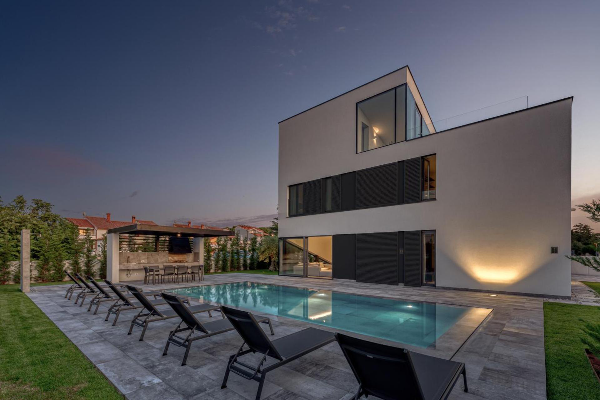 Villa A in Fažana for 8 plus 2 persons with infinity pool only 100 meters from the sea