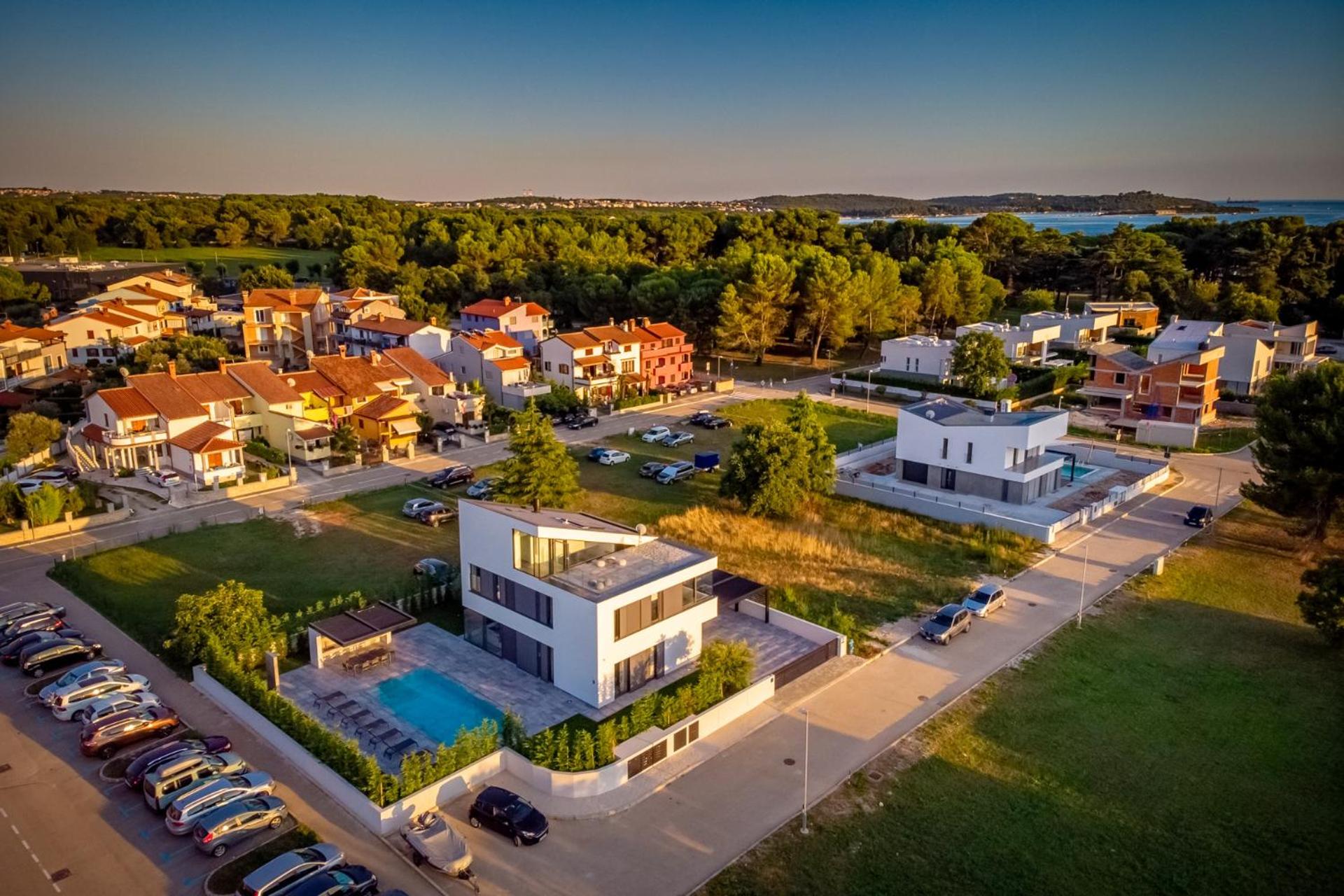Villa A in Fažana for 8 plus 2 persons with infinity pool only 100 meters from the sea