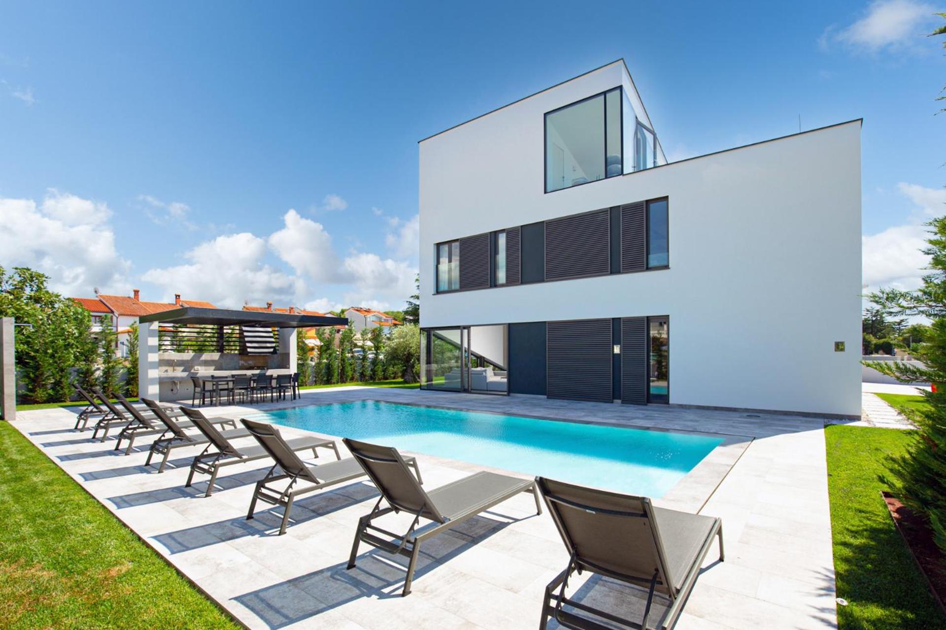 Villa A in Fažana for 8 plus 2 persons with infinity pool only 100 meters from the sea
