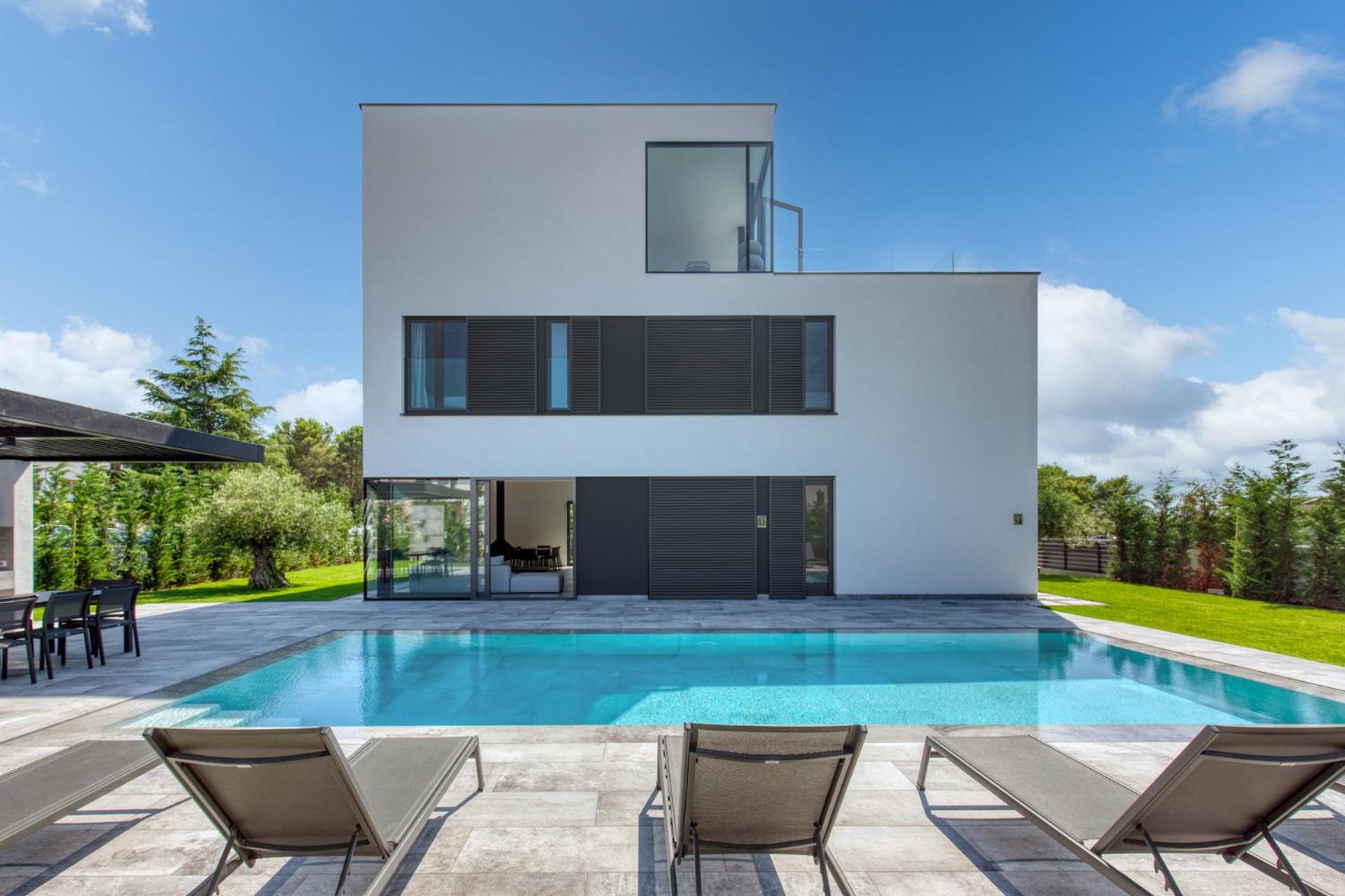 Villa A in Fažana for 8 plus 2 persons with infinity pool only 100 meters from the sea