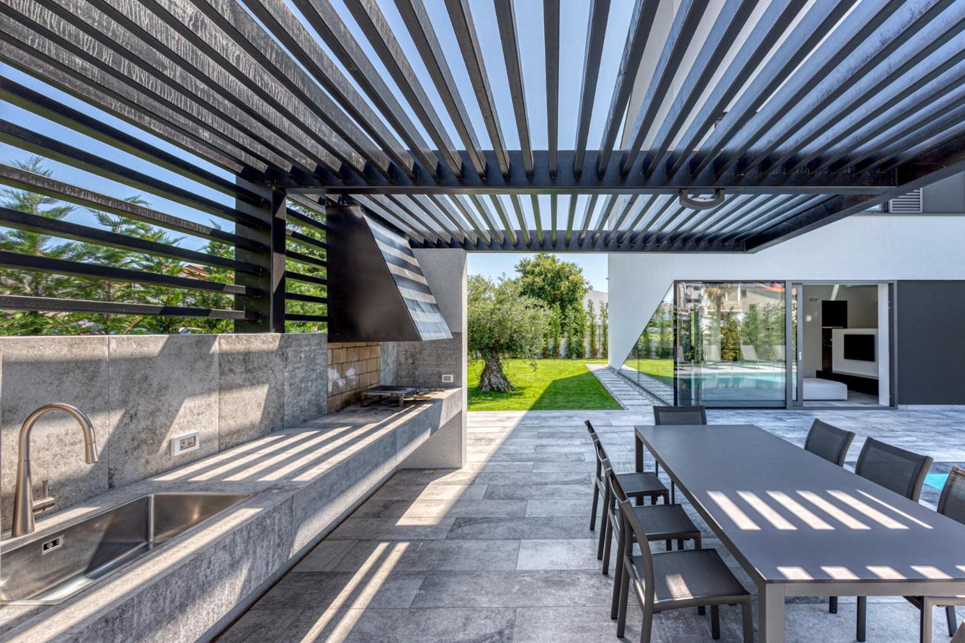 Villa A in Fažana for 8 plus 2 persons with infinity pool only 100 meters from the sea
