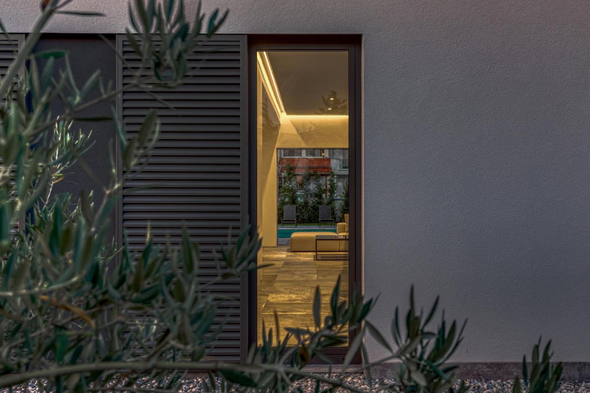 Villa A in Fažana for 8 plus 2 persons with infinity pool only 100 meters from the sea