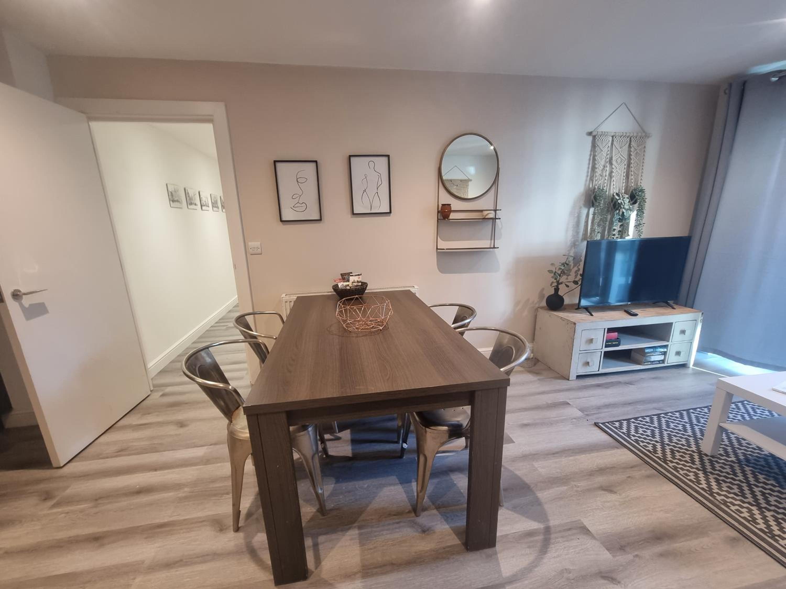 Modern 2Bed 2Bath with Balcony next to DLR Station
