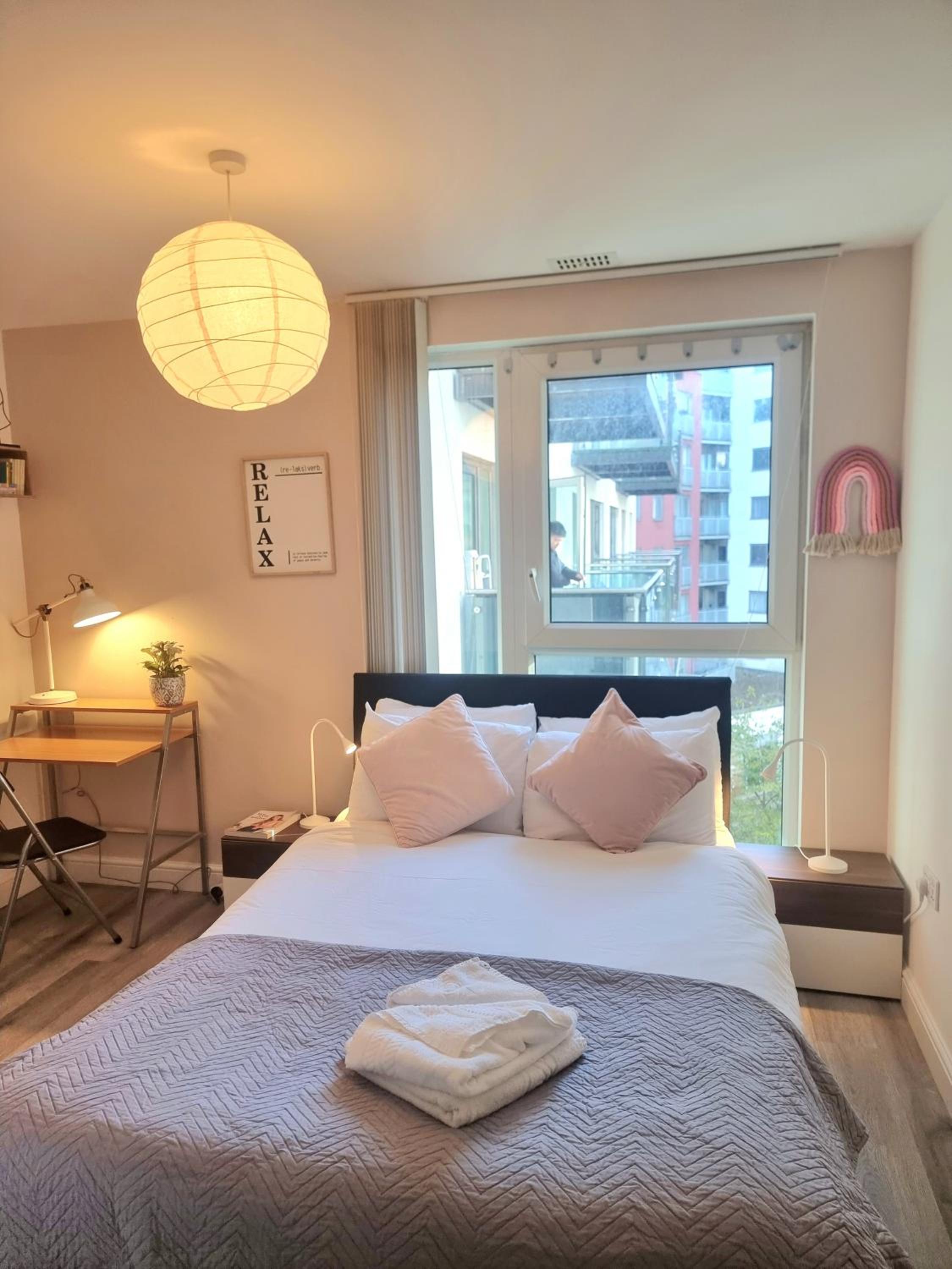 Modern 2Bed 2Bath with Balcony next to DLR Station