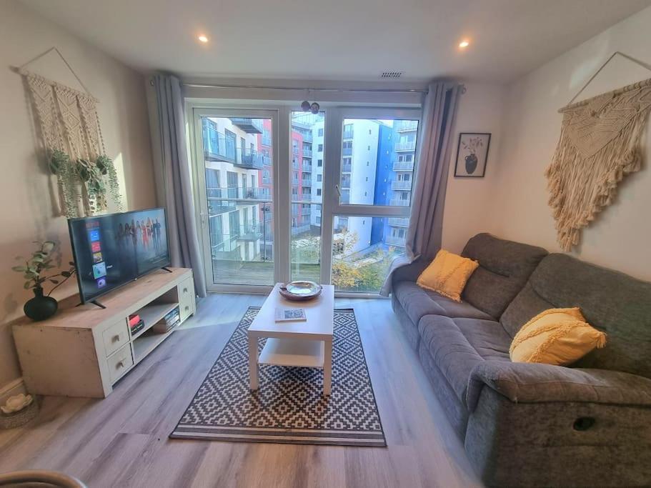Modern 2Bed 2Bath with Balcony next to DLR Station