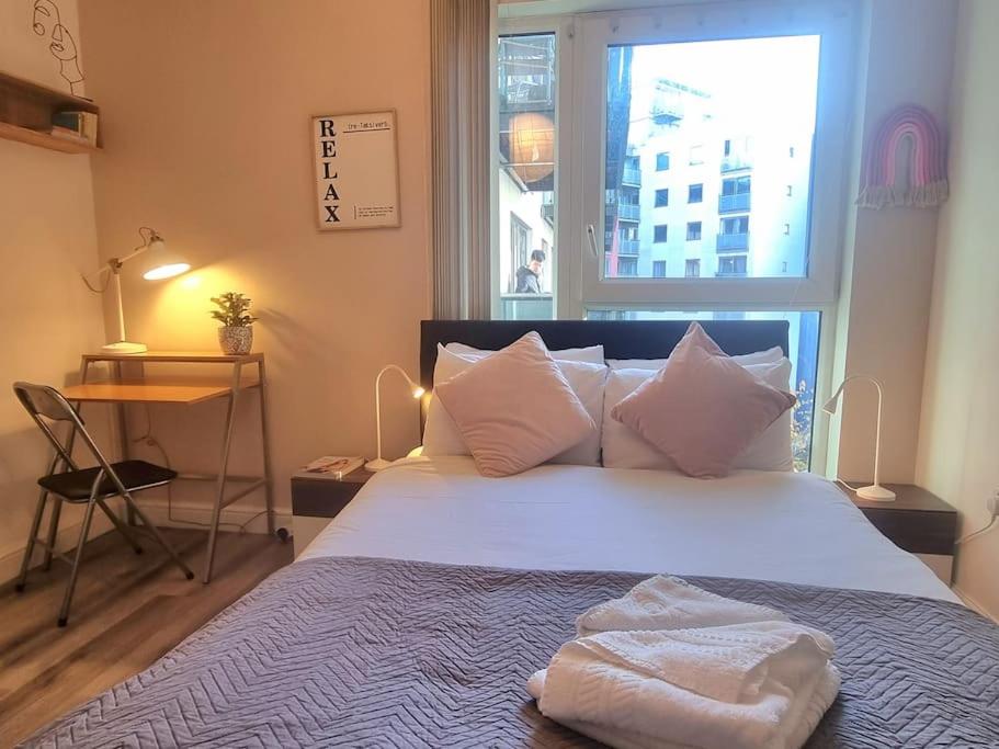 Modern 2Bed 2Bath with Balcony next to DLR Station