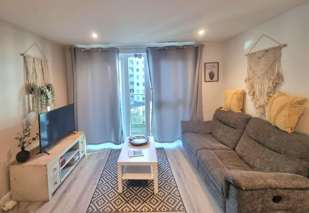 Modern 2Bed 2Bath with Balcony next to DLR Station