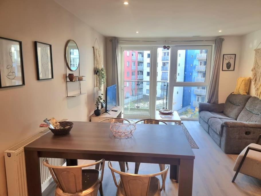 Modern 2Bed 2Bath with Balcony next to DLR Station