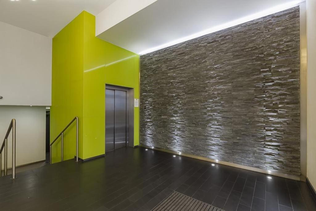 Modern 2Bed 2Bath with Balcony next to DLR Station