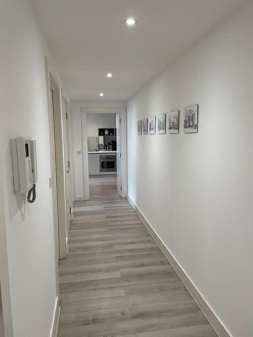 Modern 2Bed 2Bath with Balcony next to DLR Station