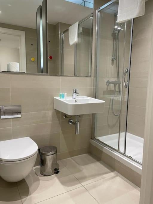 Modern 2Bed 2Bath with Balcony next to DLR Station