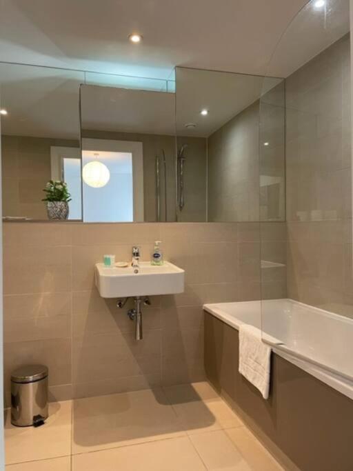 Modern 2Bed 2Bath with Balcony next to DLR Station