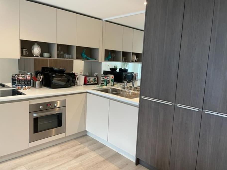 Modern 2Bed 2Bath with Balcony next to DLR Station