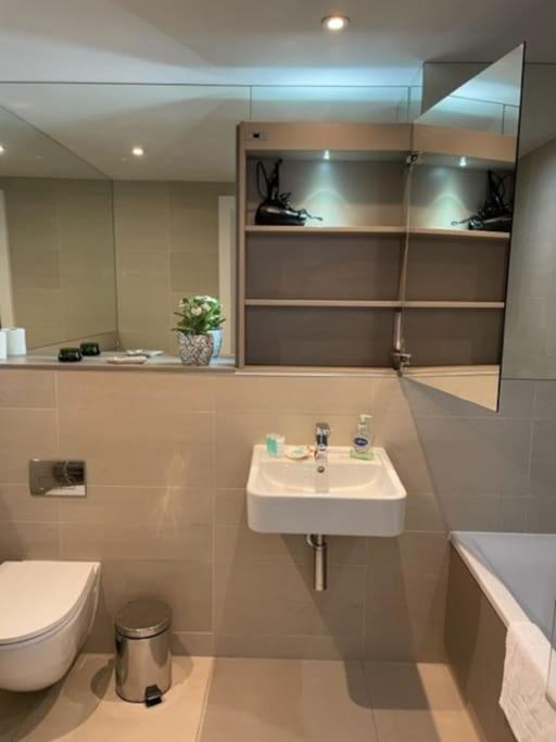 Modern 2Bed 2Bath with Balcony next to DLR Station