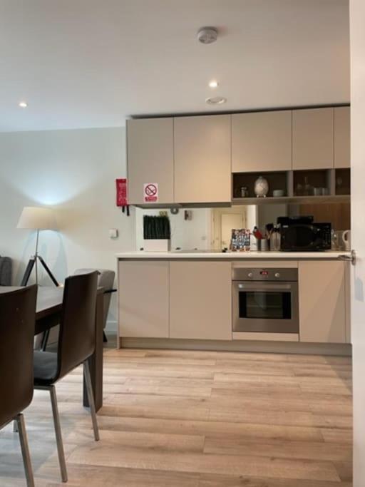 Modern 2Bed 2Bath with Balcony next to DLR Station