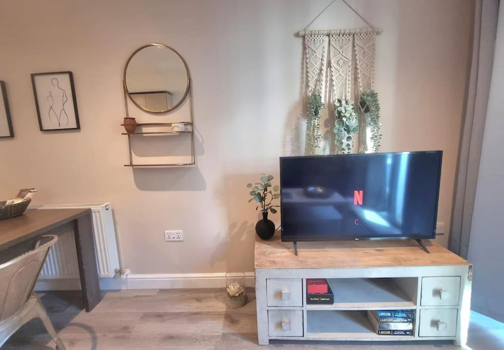 Modern 2Bed 2Bath with Balcony next to DLR Station