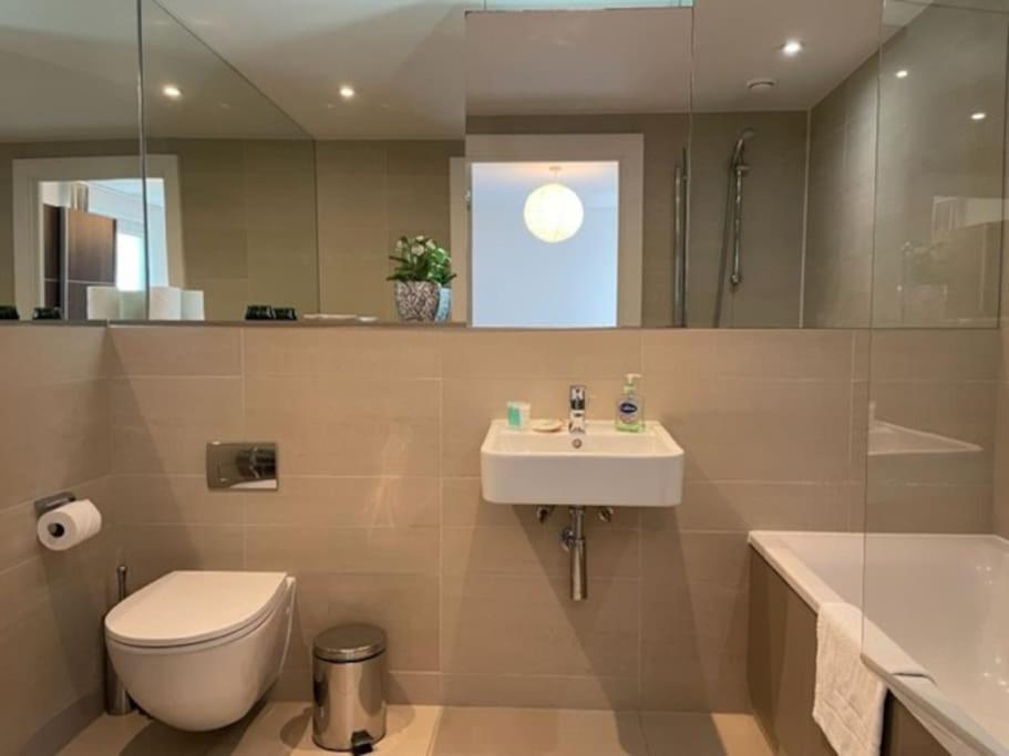Modern 2Bed 2Bath with Balcony next to DLR Station