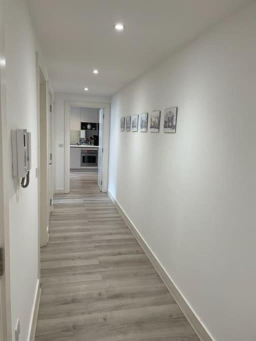 Modern 2Bed 2Bath with Balcony next to DLR Station