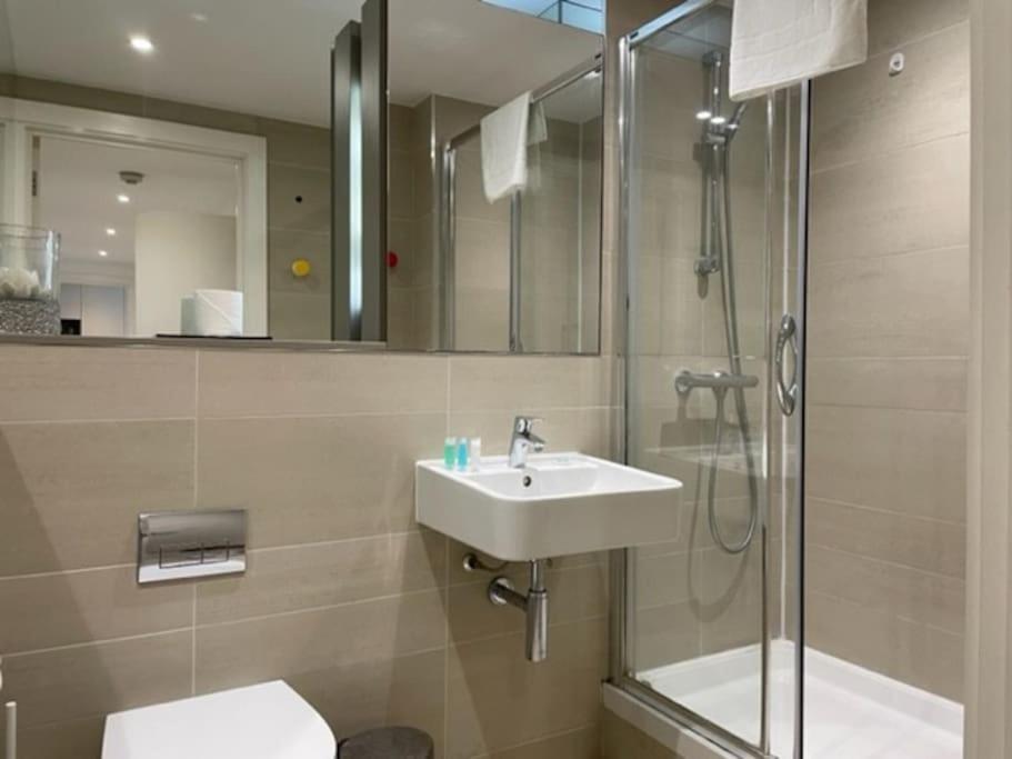 Modern 2Bed 2Bath with Balcony next to DLR Station