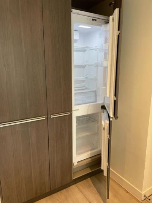 Modern 2Bed 2Bath with Balcony next to DLR Station