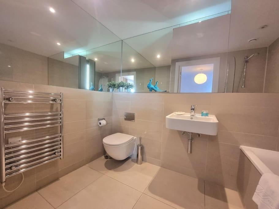 Modern 2Bed 2Bath with Balcony next to DLR Station